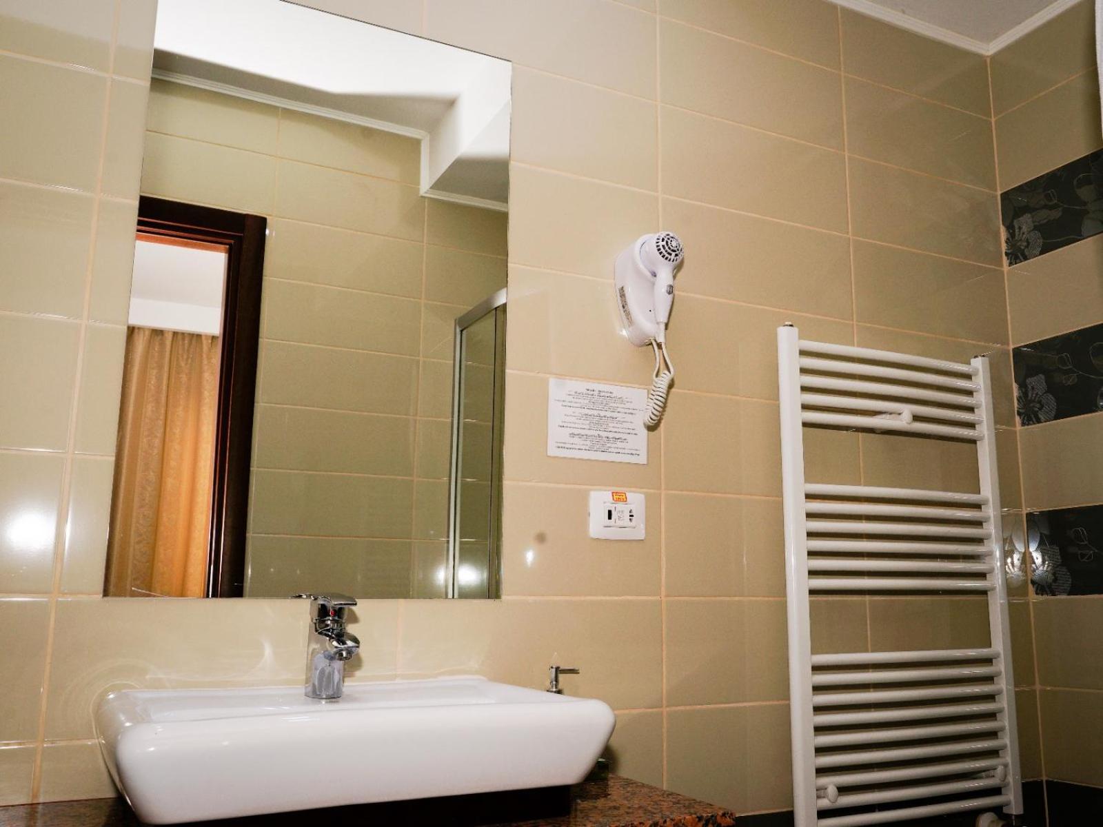 Hotel Criss Bukarest Kültér fotó