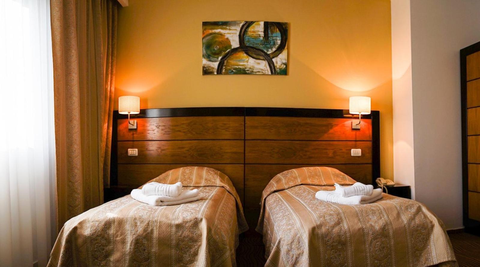 Hotel Criss Bukarest Kültér fotó