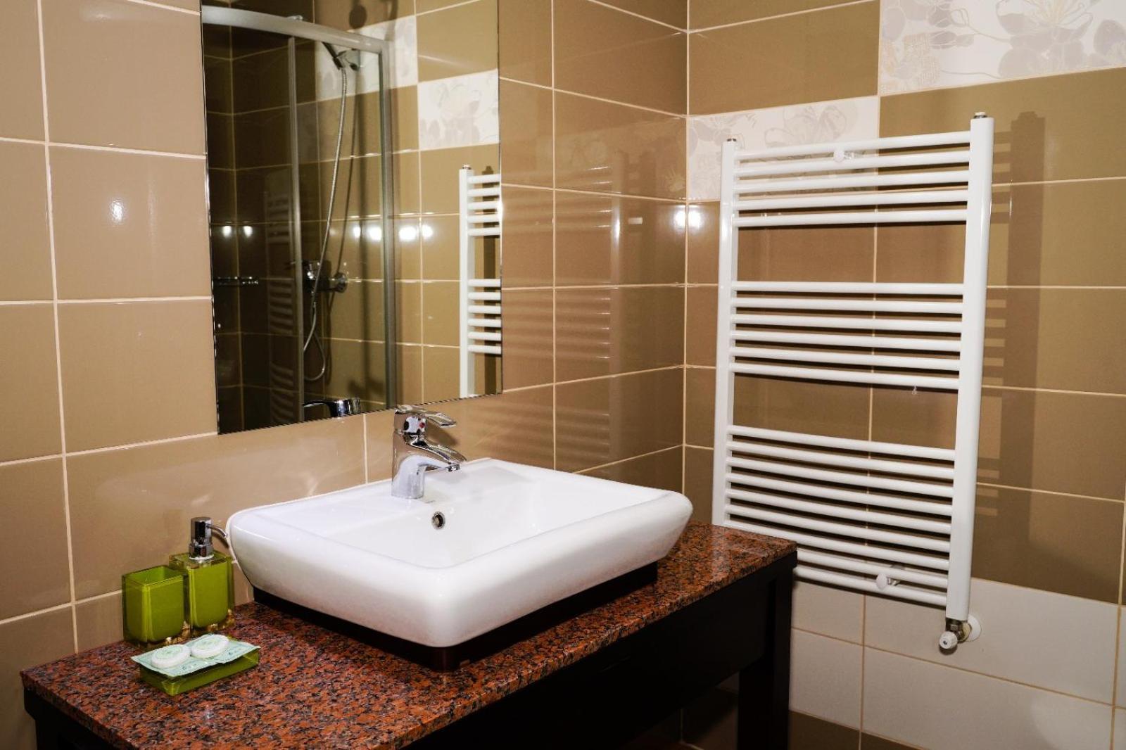 Hotel Criss Bukarest Kültér fotó