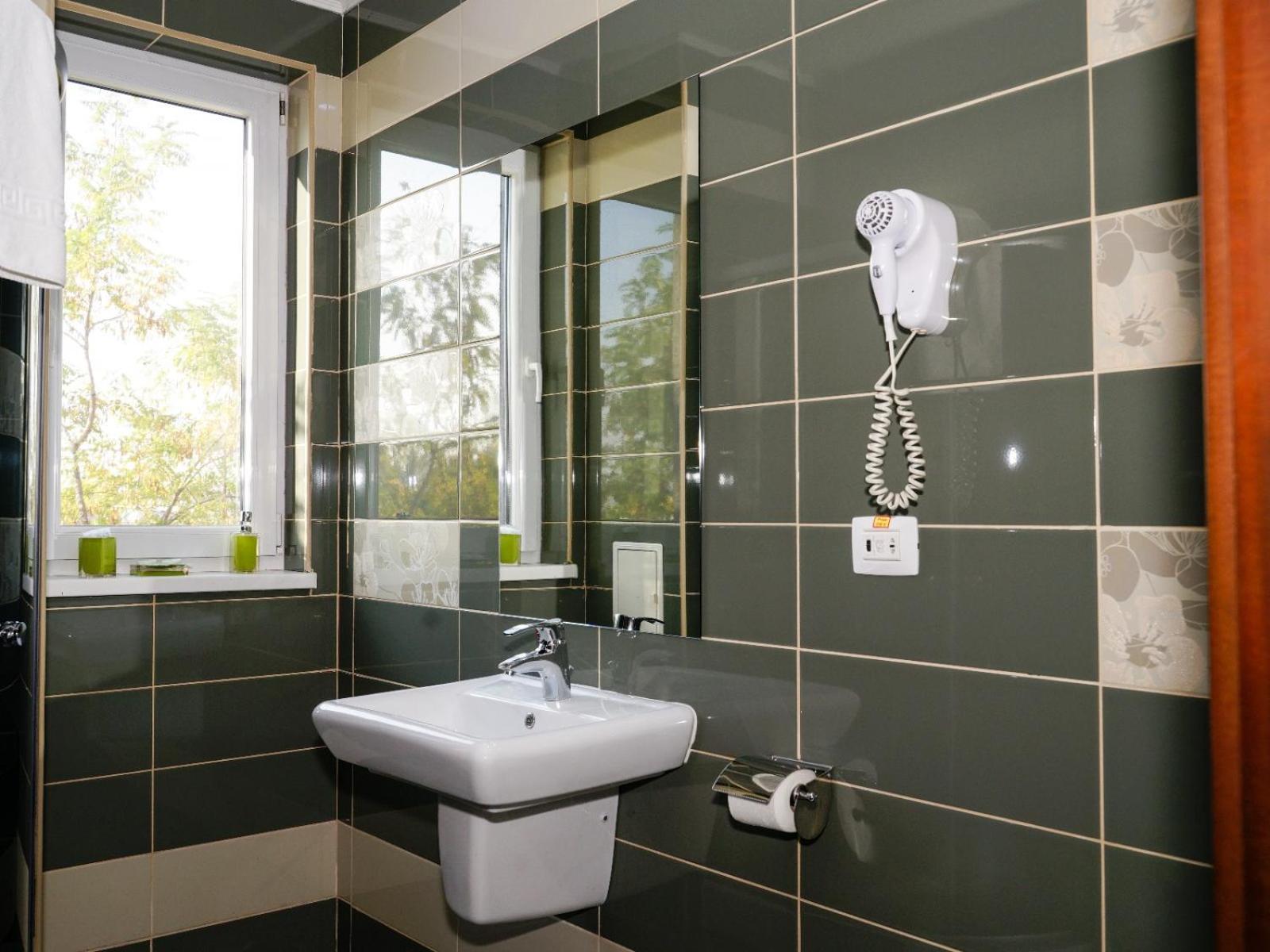 Hotel Criss Bukarest Kültér fotó