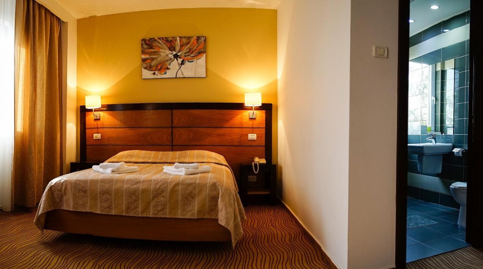 Hotel Criss Bukarest Kültér fotó