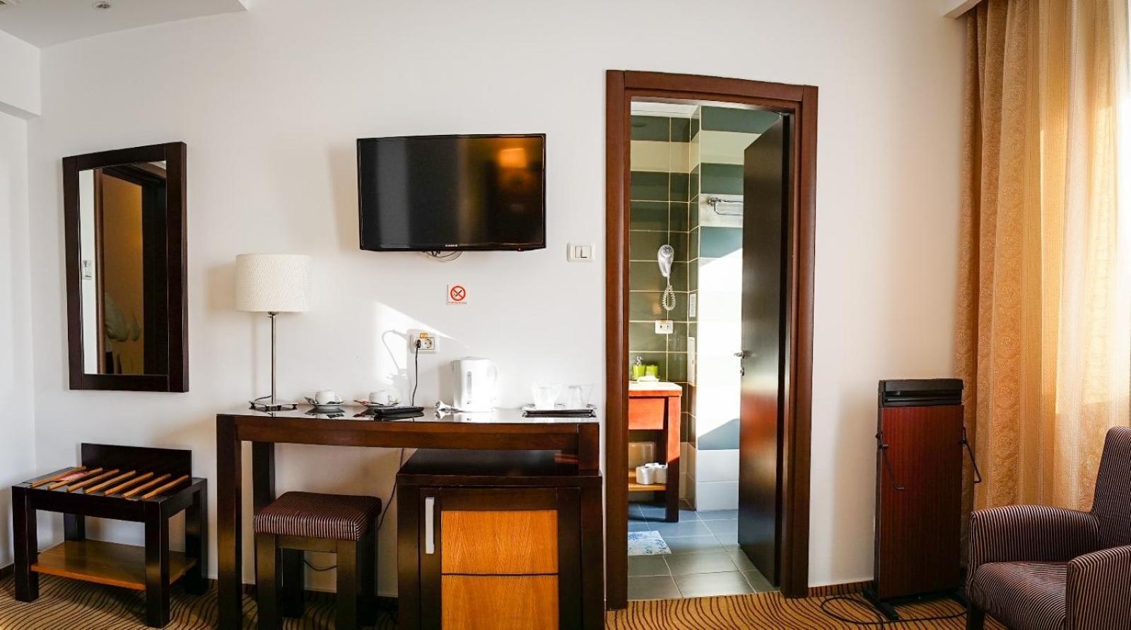 Hotel Criss Bukarest Kültér fotó