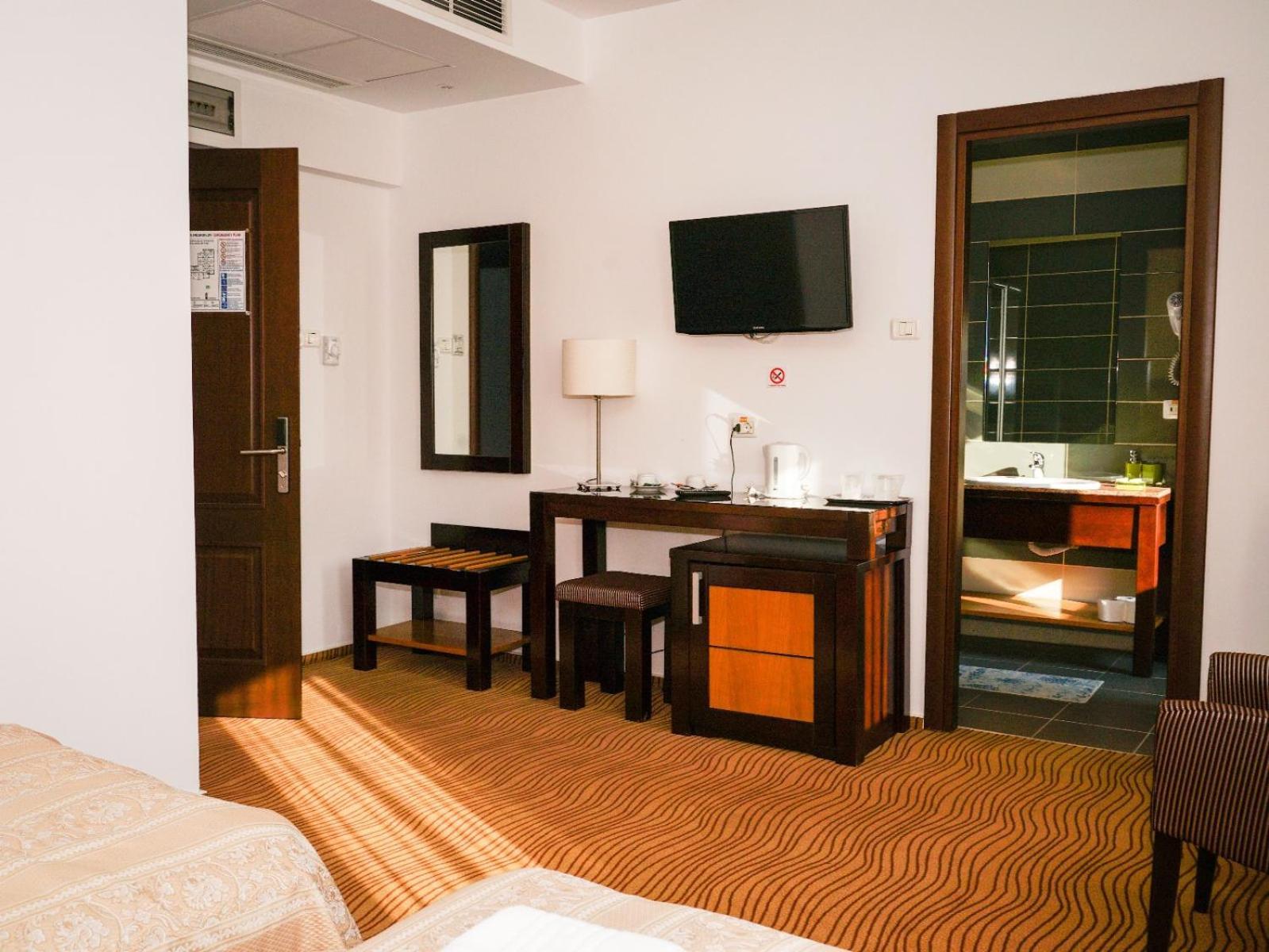 Hotel Criss Bukarest Kültér fotó